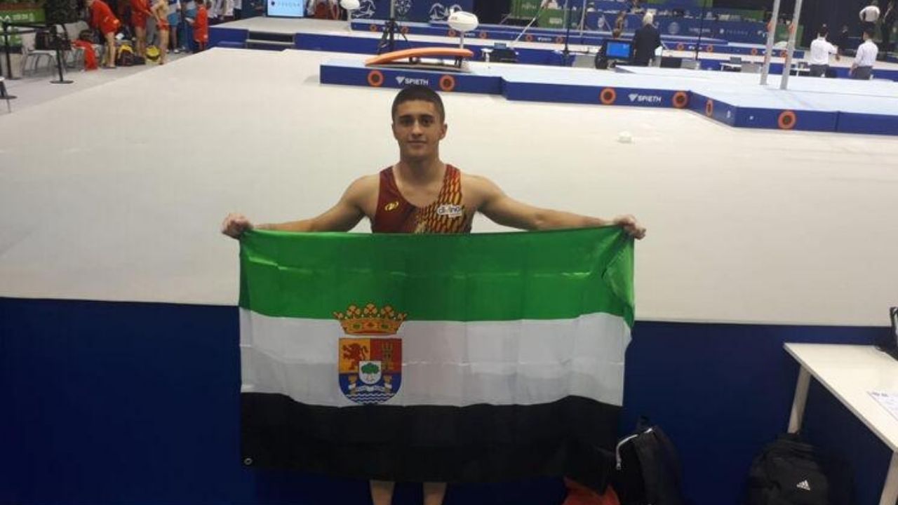 El atleta Sergio Moreno posa con la bandera de Extremadura