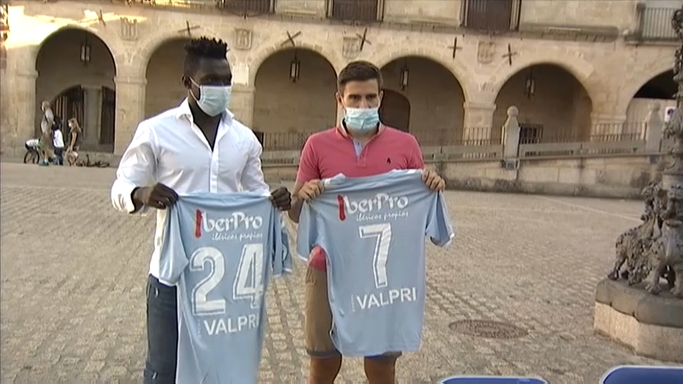 Ensa y Joselu posan con la camiseta en el acto celebrado en la Plaza Mayor 