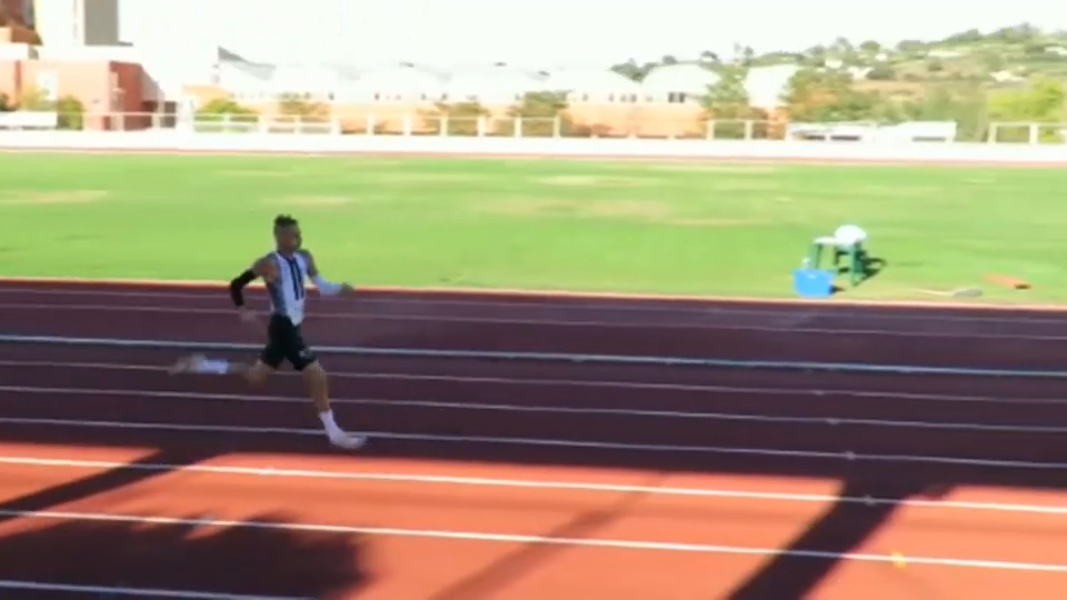 Vicente Antúnez llegando a la meta en el 400m celebrado en Cáceres