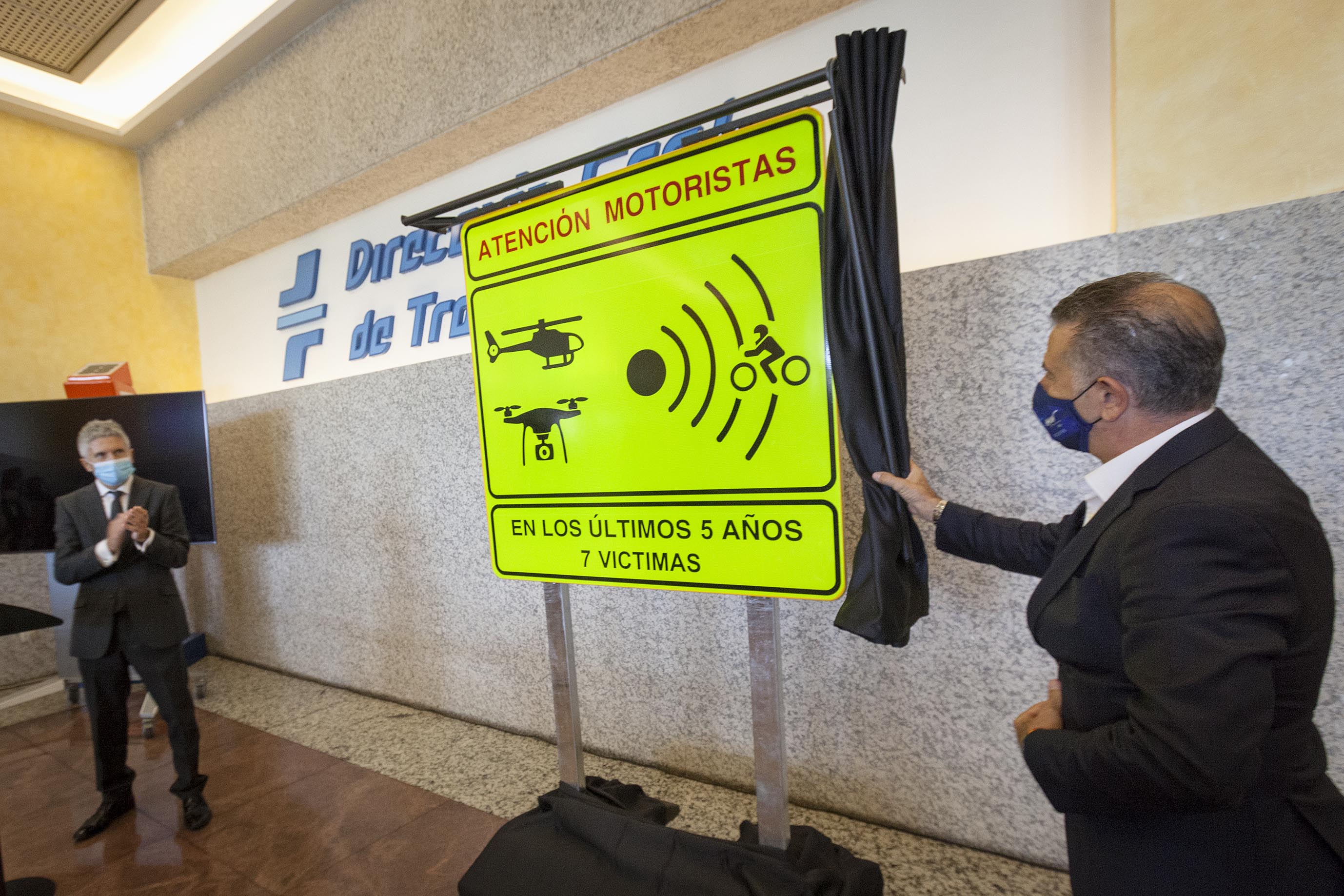 Señal de tráfico para indicar peligro a motoristas