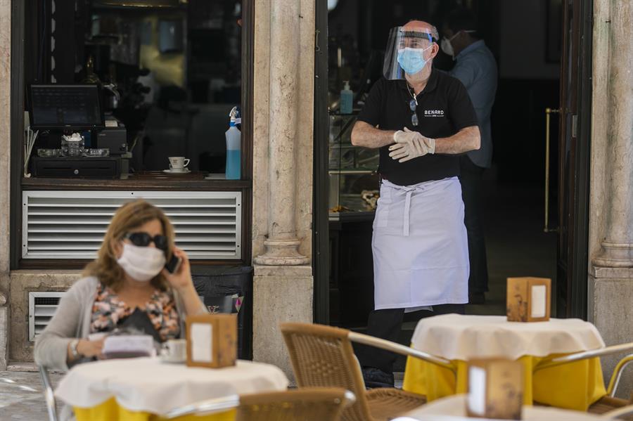 Terraza de una cafetería en el centro histórico de Lisboa