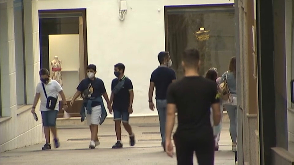 Gente con mascarillas por las calles de Almendralejo