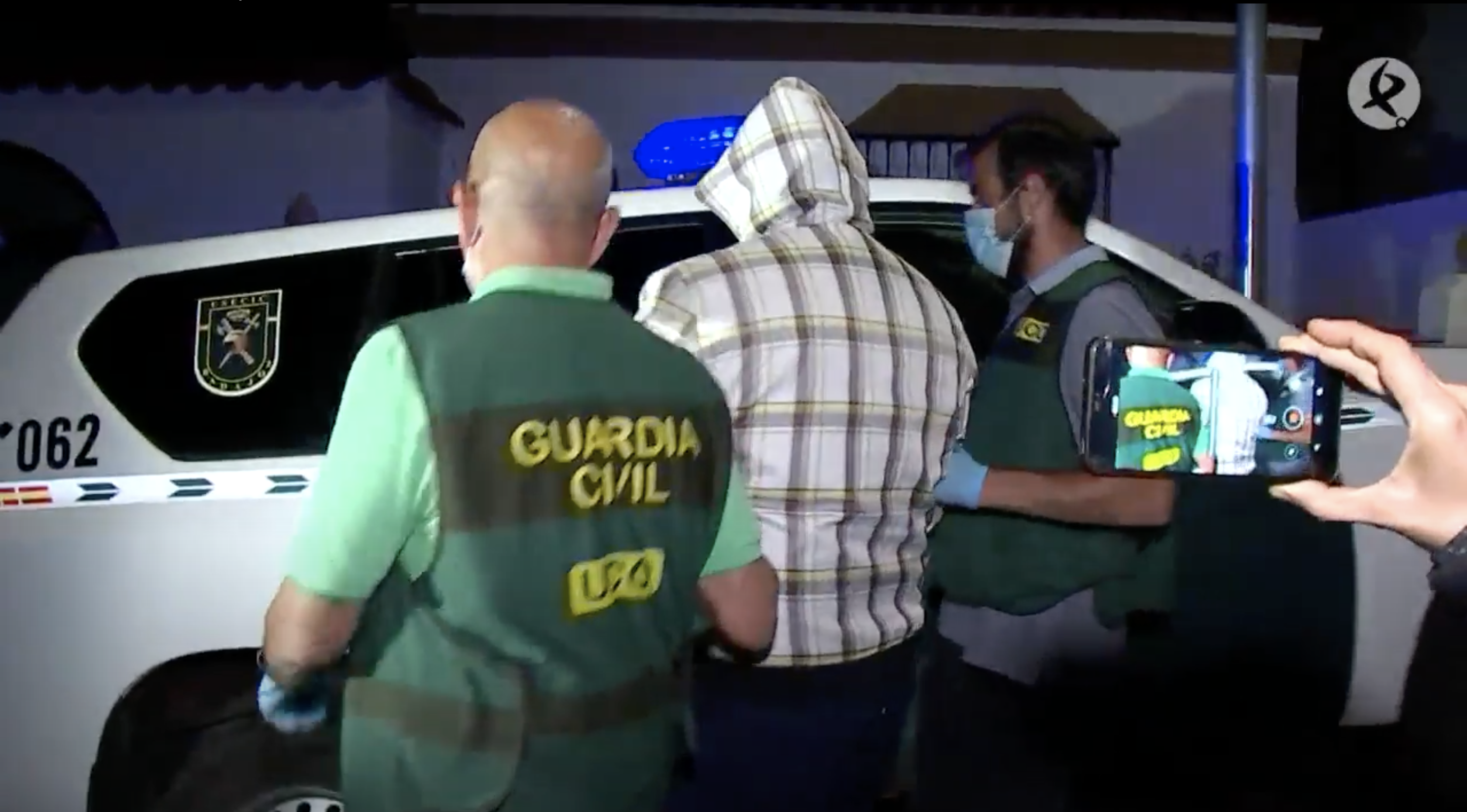 El detenido sale de su domicilio para volver al cuartel de la Guardia Civil de Zafra