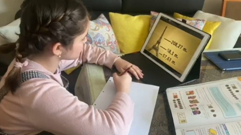 Alumna recibiendo clases online