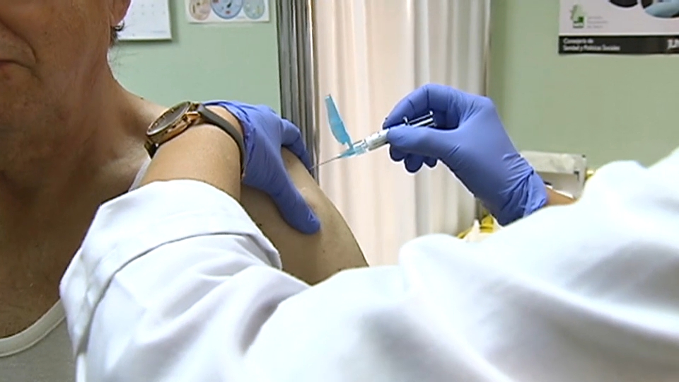 Un paciente, vacunándose de la gripe