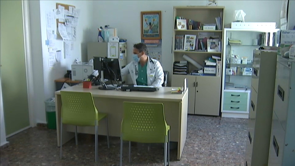 Imagen de un médico en su consulta