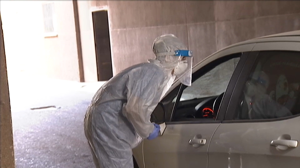 Realización de pruebas PCR en vehículos en Badajoz