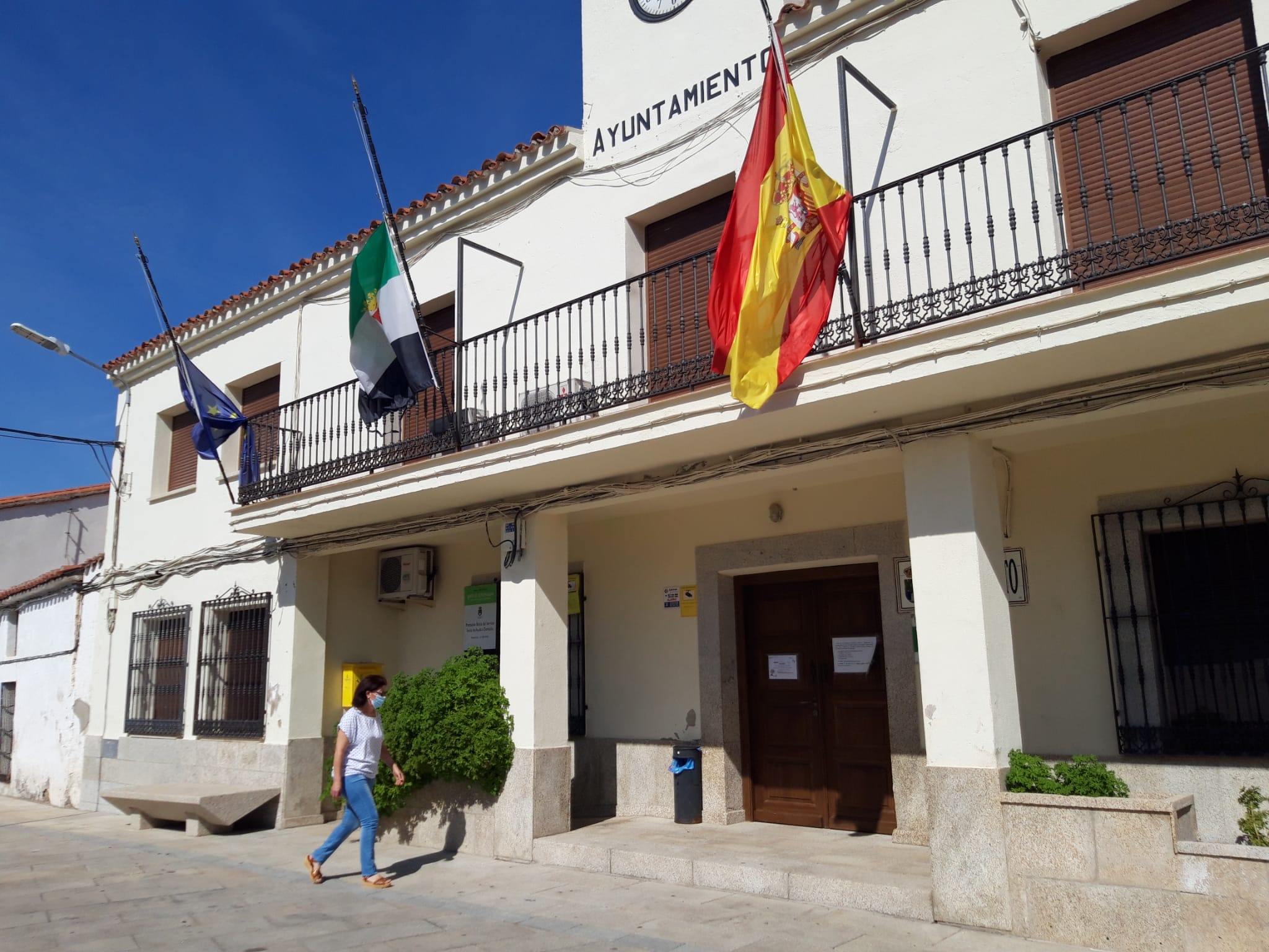 Exterior del Ayuntamiento de Saucedilla, esta mañana