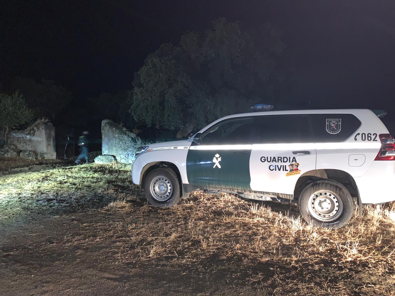Dispositivo de agentes de la Guardia Civil controlando la entrada a la finca