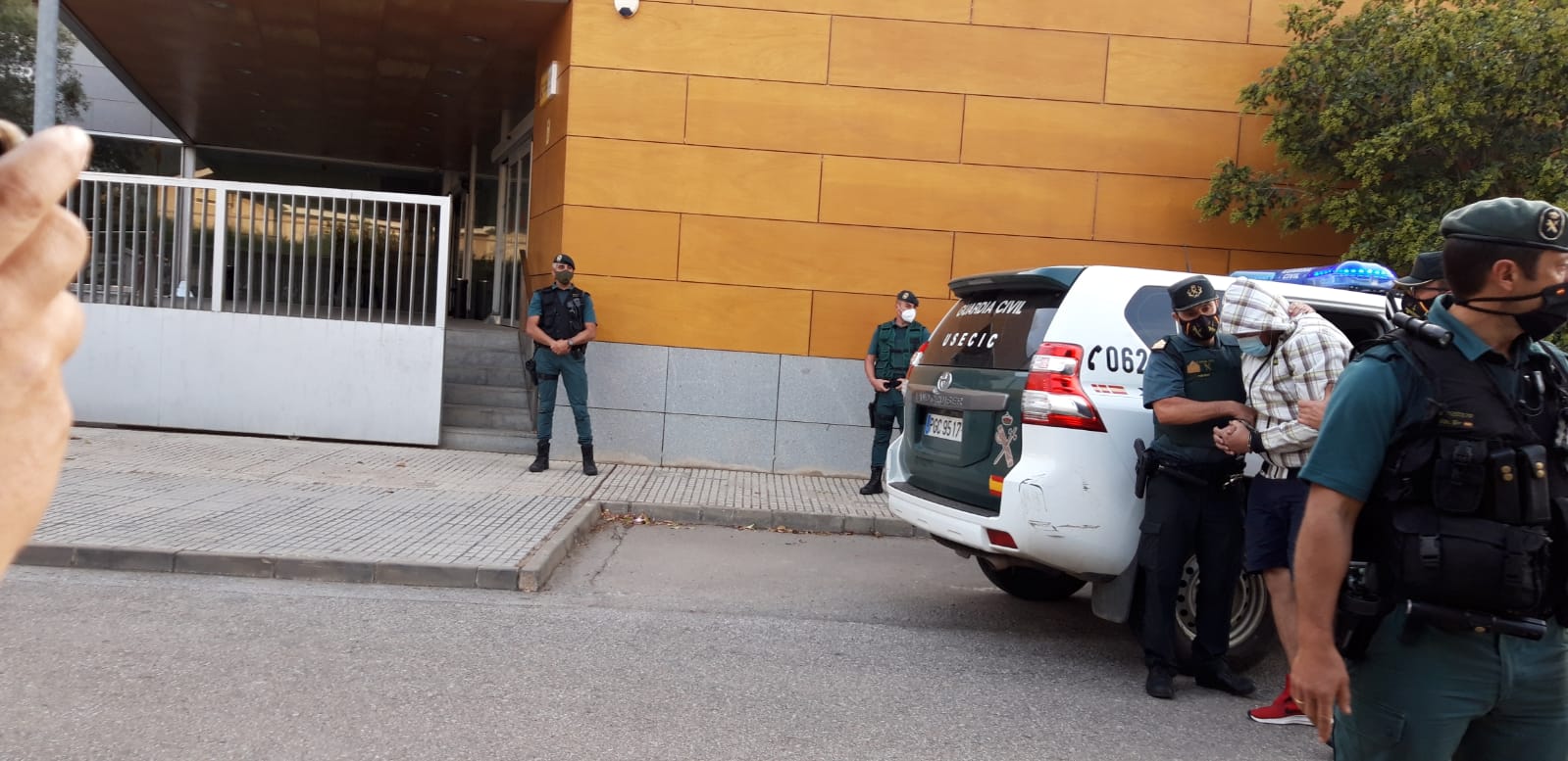 El detenido llega a los juzgados de Zafra. Ahora deberá prestar declaración ante el juez. 