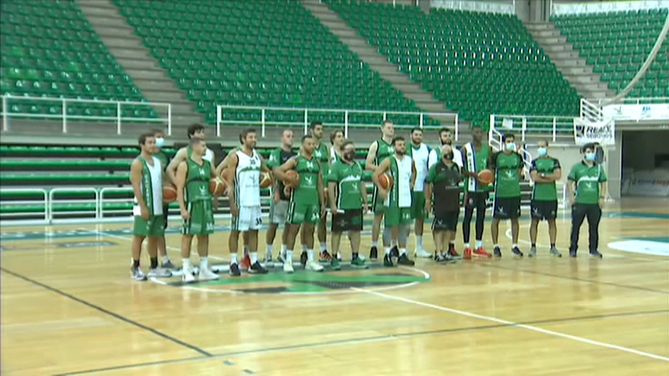 La plantilla del Cáceres posa para una foto momentos antes de iniciar su primer entrenamiento de pretemporada