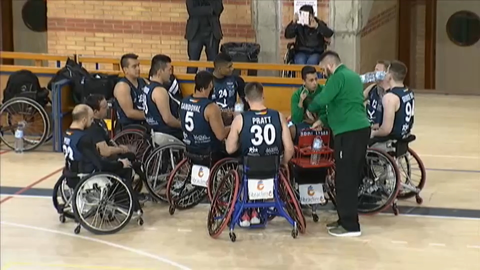 Jorge Borba da instrucciones en un tiempo muerto de la pasada temporada