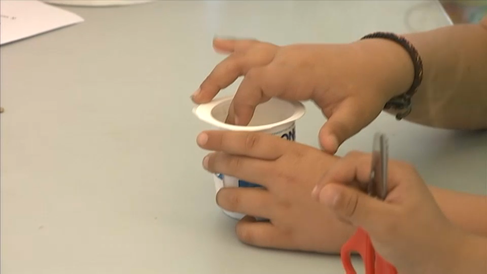 Manos de niños haciendo manualidades