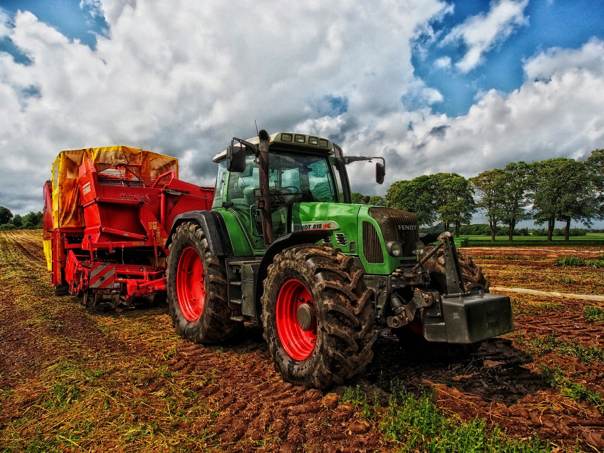Imagen de un tractor con un mezclador de grano