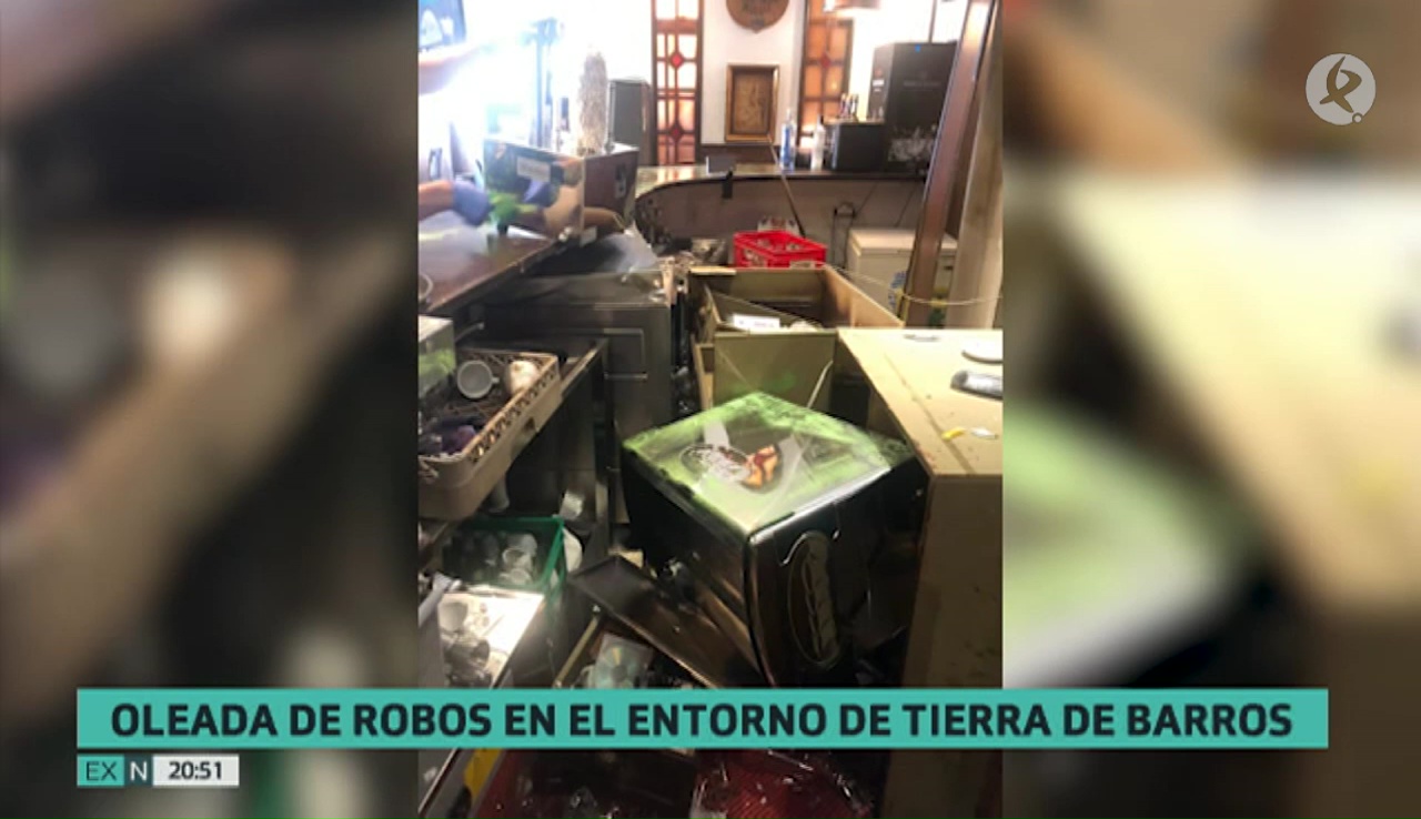 Interior destrozado de uno de los bares donde han robado