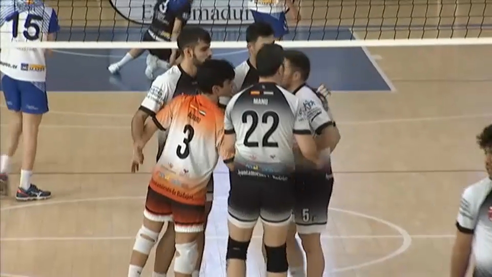 Los jugadores del Pacense Voleibol en un partido de la pasada campaña