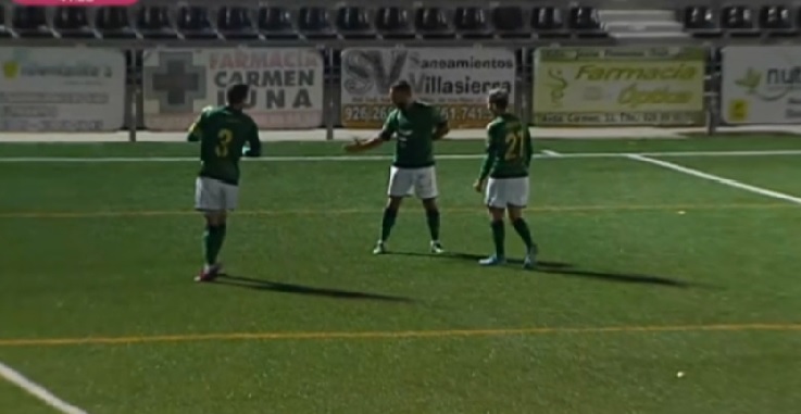 Cristo celebra el primer gol del Villanovense en Villarrubia.