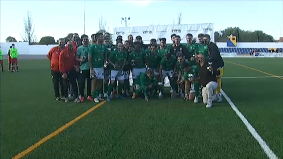 La plantilla del Moralo posa con el trofeo de la fase regional de la Copa Federación