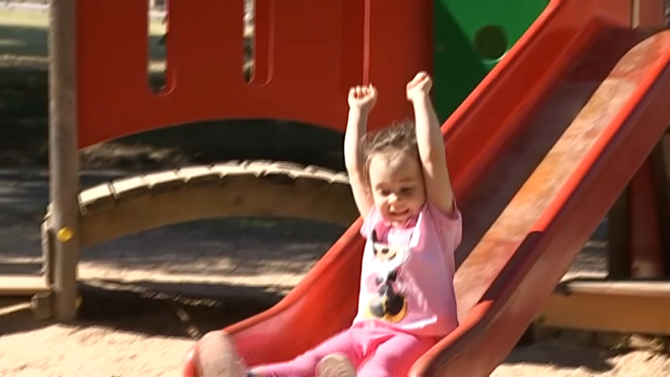 Niña Tirándose por un tobogán