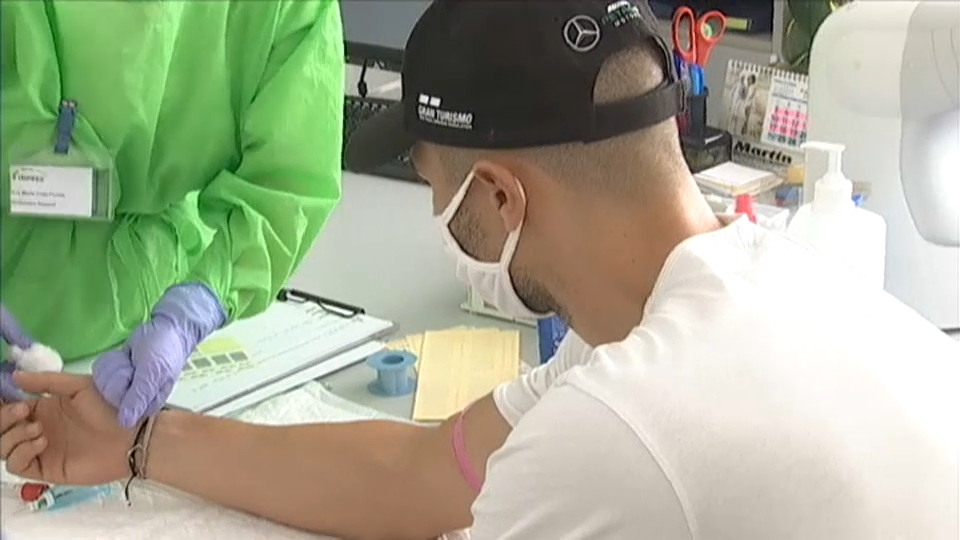 Un jugador del Coria se realiza el test PCR esta pretemporada