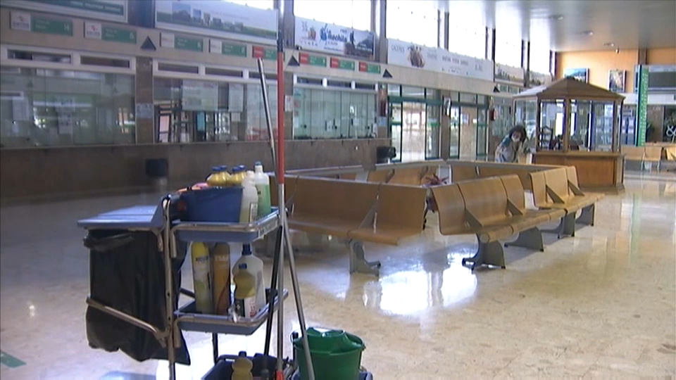 Equipo de limpieza en una estacion