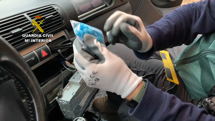 Agente de la Guardia Civil durante el registro de uno de los vehículos