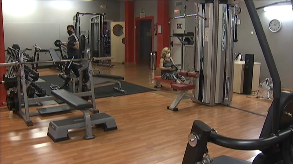 Dos usuarios entrenan en un gimnasio de Badajoz este sábado