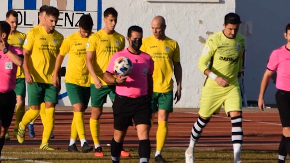 Manuel Olivera Vázquez sale al campo en el amistoso entre Olivenza y Badajoz B del pasado sábado