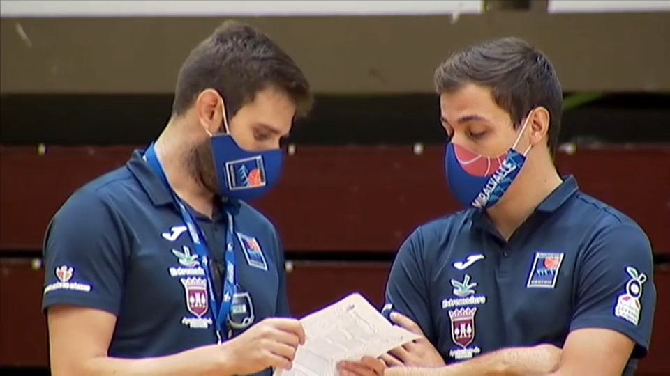Raúl Pérez repasa aspectos tácticos con su ayudante durante un entrenamiento