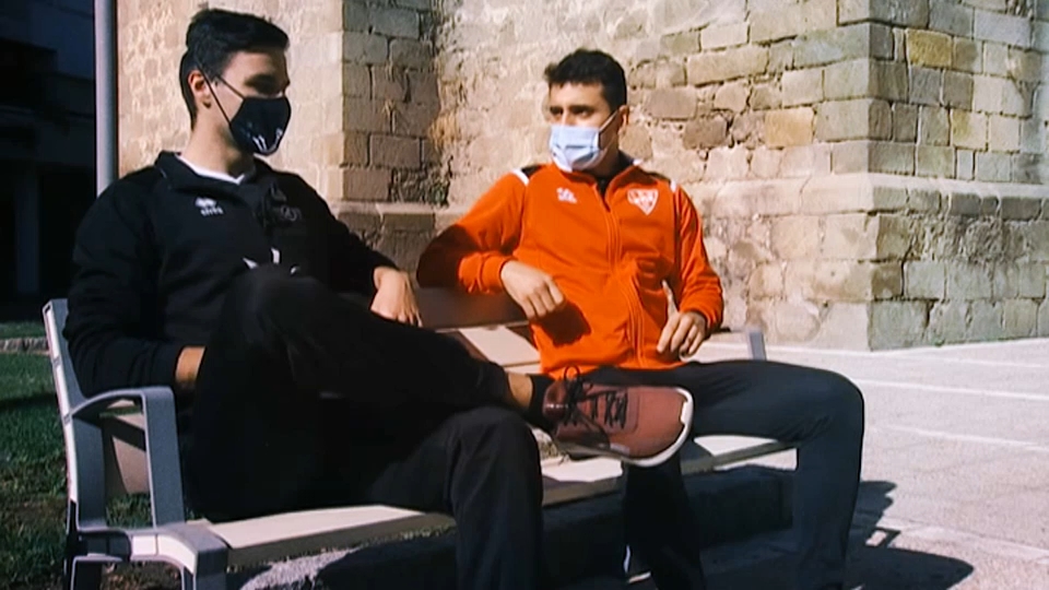 Lázaro Amorós y Edu Salles conversan en un banco de Miajadas sobre el buen arranque de sus equipos esta temporada