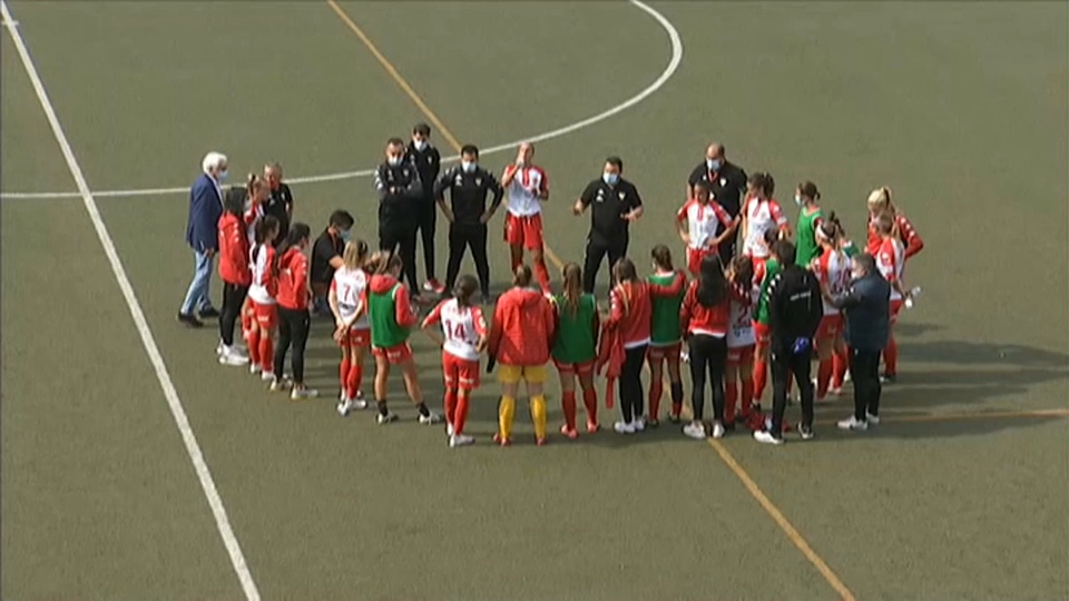 Juan Carlos Antúnez da una charla a sus jugadoras al término del encuentro frente al Atleti