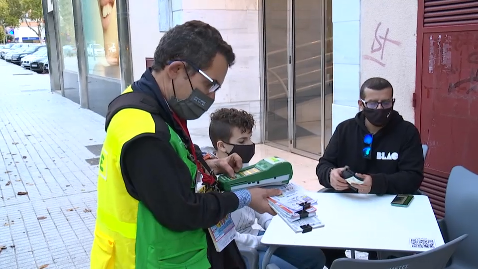 Javier vendiendo cupones en un bar de Badajoz 