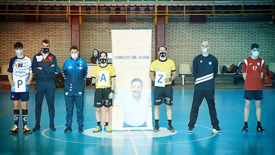 Árbitros y jugadores durante el minuto de silencio que han guardado en homenaje a Juan de Dios Román previo al partido
