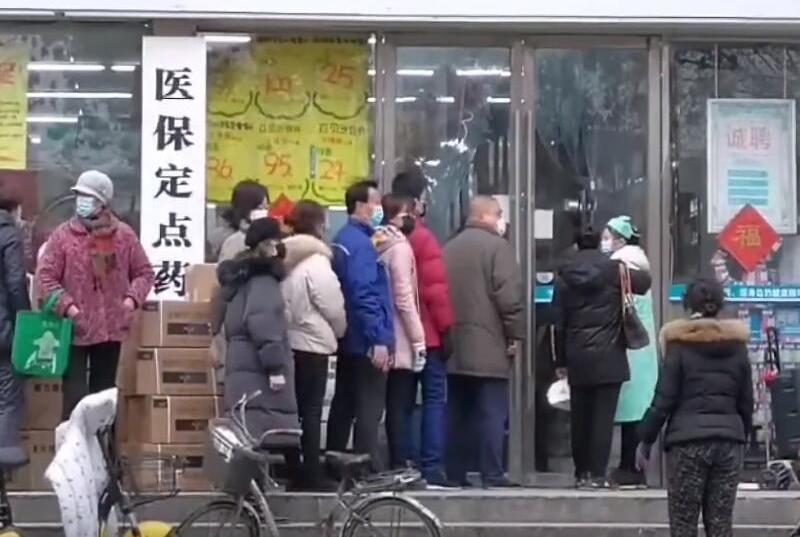 colas para comprar mascarillas en Wuhan