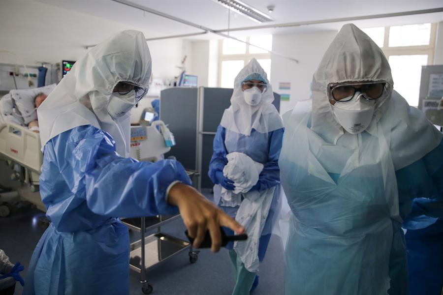 Personal sanitario en el hospital de Santa Maria, en Lisboa