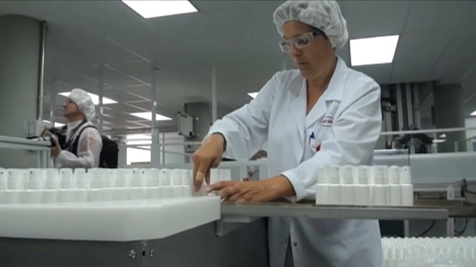 La vacuna de la farmacéutica Pfizer es una de las más avanzadas y lleva semanas en la última fase de ensayos clínicos. Una técnico de los laboratorios Pfizer manipula dosis de pruebas clínicas contra el coronavirus.