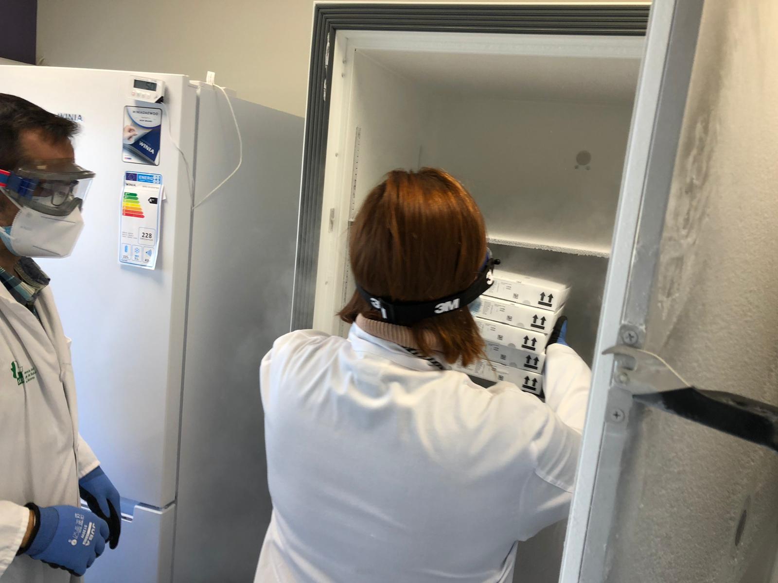 Imagen de las vacunas de Pfizer llegando al Hospital Universitario de Cáceres