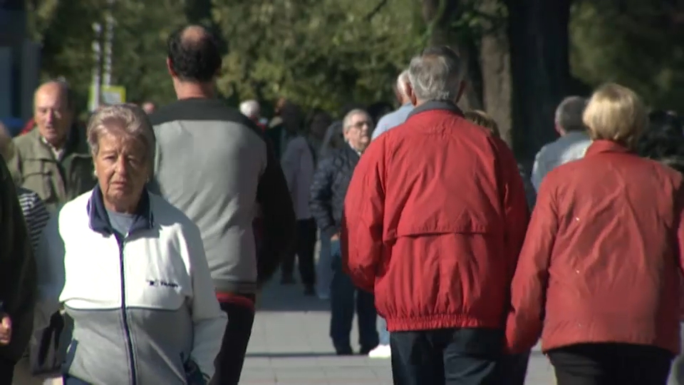 Personas mayores paseando