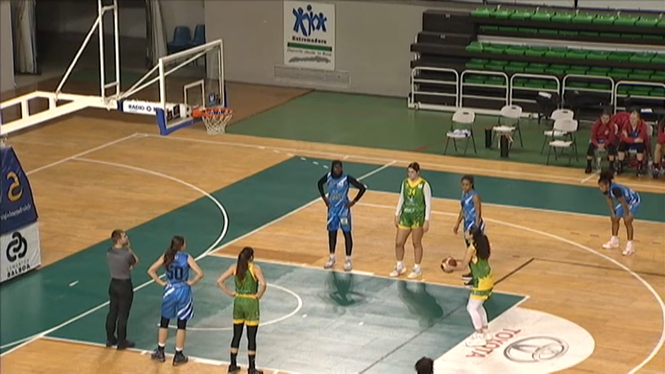 Eleanna Christinaki en un lanzamiento de tiro libre ante el Bembibre