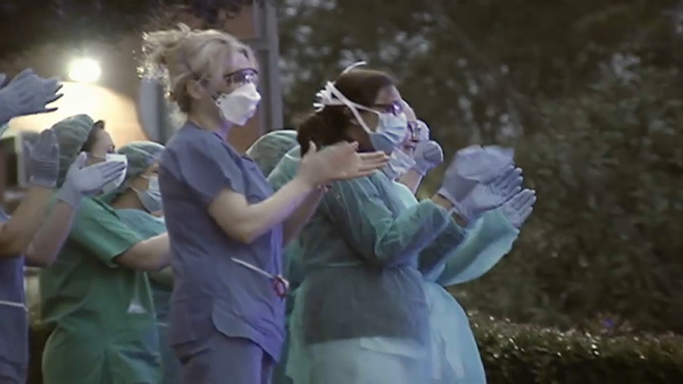 Aplausos a las puertas de un hospital, una de las imágenes para el recuerdo de 2020
