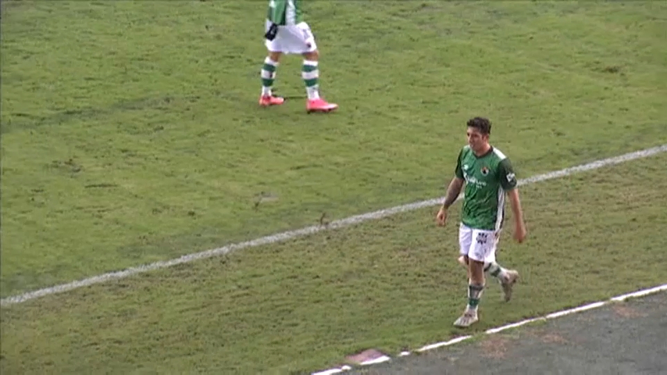 Carlos Capelo, jugador del CP Cacereño, tras ser sustituido en el partido ante el Jerez