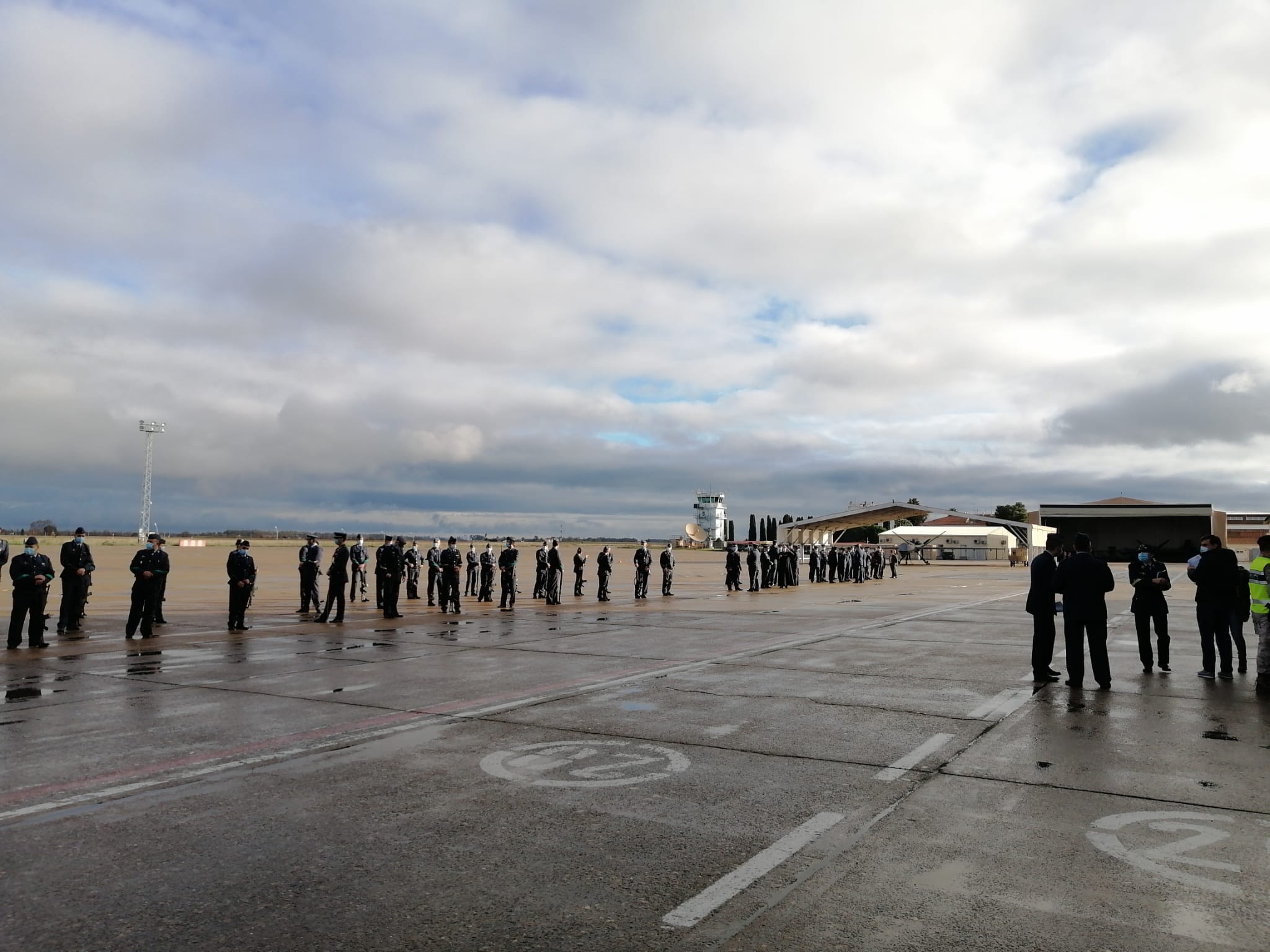 Las tropas, en formación para recibir a Felipe VI