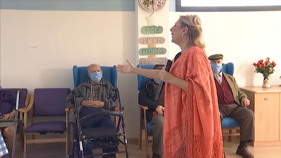 La cantante de copla Pilar Boyero en uno de sus conciertos en las residencias de mayores