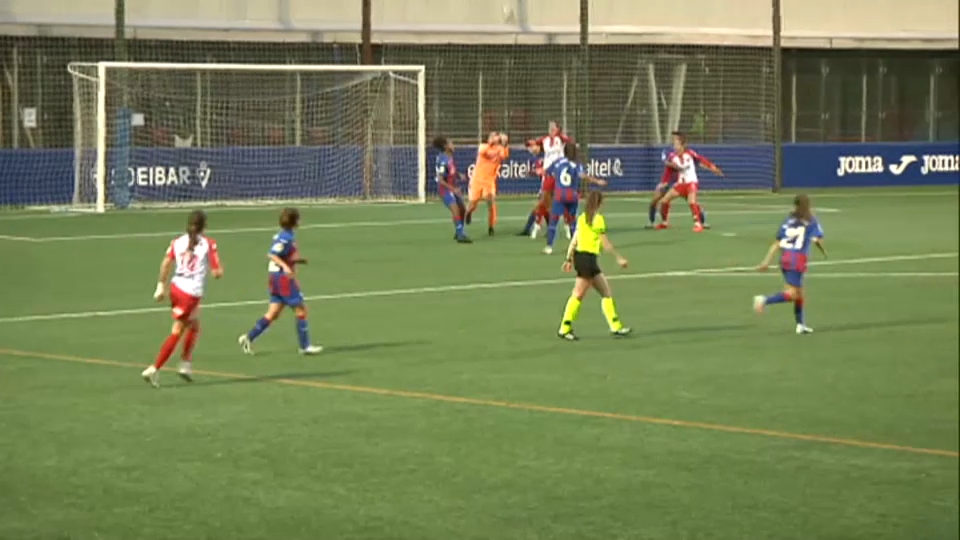 Yolanda Aguirre, portera del Santa Teresa, disputa un balón dentro del área 