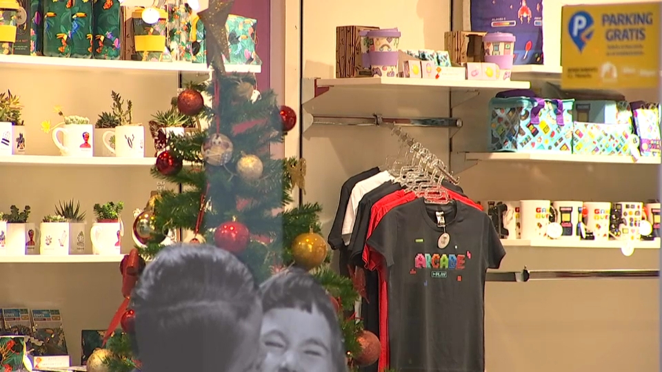 Interior de una tienda decorada con adornos navideños