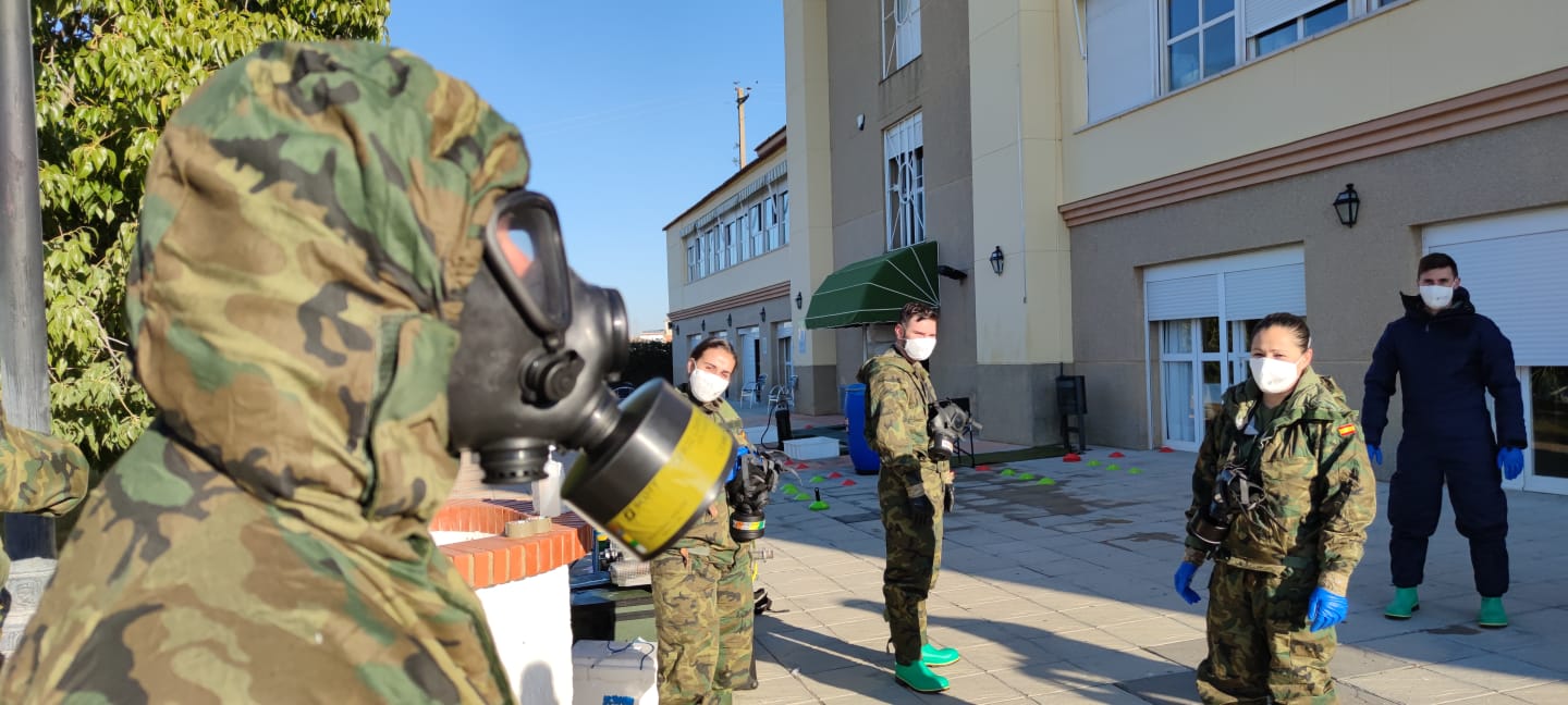 Militar de la Brigada Extremadura XI a las puertas de la residencia "Los Olivos"