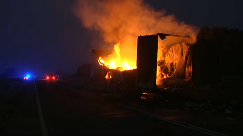 Imagen del camión incendiado en la N-523