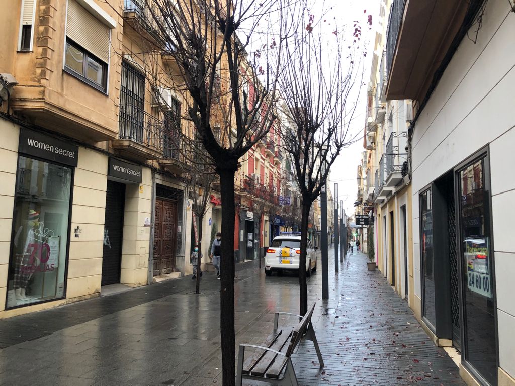 La calle Menacho, repleta de tiendas cerradas