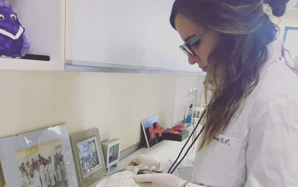 Blanca en su aula de laboratorio