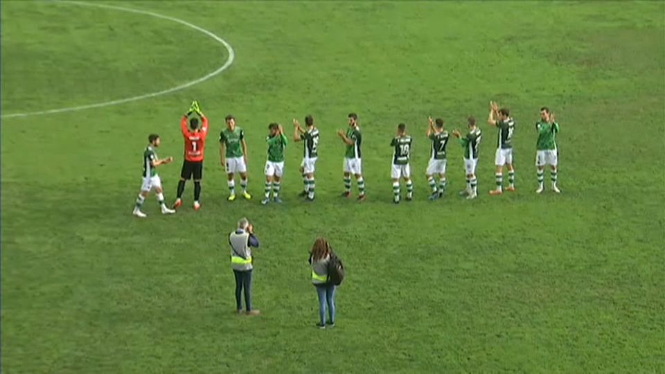 Los jugadores del Cacereño saludando a los aficionados del Príncipe Felipe 